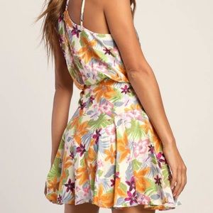 Lulu’s Bouquet of Blooms White Floral Print Mini
Dress Size XS